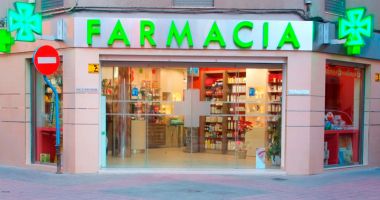 Stire din Actualitate : Un român a luat ostatici într-o farmacie din Italia. S-a deghizat apoi în farmacist ca să scape de poliţişti