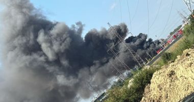 Stire din Eveniment : Incendiu uriaș la depozitul unei firme de curierat. Pompierii sunt în alertă