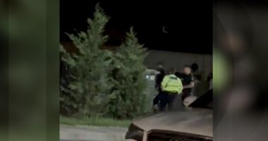 Stire din Eveniment : O femeie ar fi fost agresată de polițiști acasă, după ce un vecin s-a plâns de muzica tare