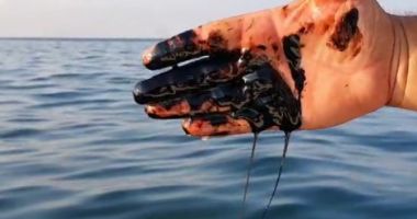 Stire din Eveniment : Alertă în Eforie Sud! Turiștii au descoperit mai multe pete de păcură în apele mării