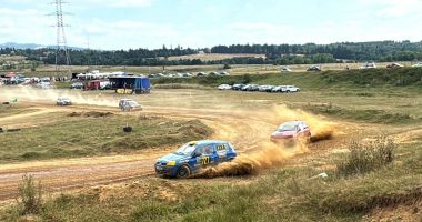 Stire din Eveniment : Accident grav la Rally Cross. Doi spectatori răniți după ce o roată s-a desprins dintr-o mașină