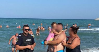 Stire din Eveniment : O fetiță de cinci ani, rătăcită pe plaja din Saturn, găsită de jandarmi și readusă în siguranță la familie