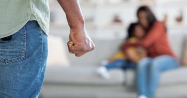 Stire din Eveniment : Guvernul înăsprește pedepsele pentru violența domestică: agresorii riscă sancțiuni mai dure