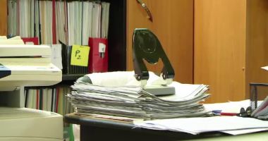 Stire din Eveniment : Contabila unor şcoli și-a virat bani ilegal în cont de peste 600 de ori, falsificând acte. Iată ce pedeapsă a primit
