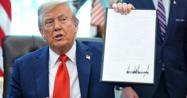 Stire din Actualitate : Donald Trump, măsuri represive împotriva arderii şi profanării drapelului american