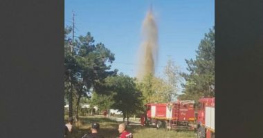 Stire din Eveniment : Un crater imens s-a format în Amara, după ce o pungă de gaze a fost atinsă în timpul forărilor
