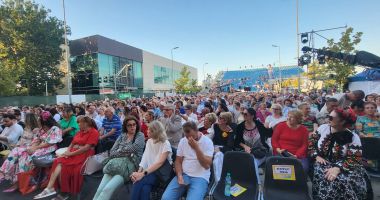 Piațeta Perla, arhiplină la finalul Festivalului Cântecului Popular Românesc - 2