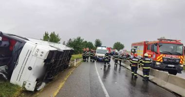 Stire din Eveniment : Planul Roşu, activat după ce un autocar cu 20 de persoane s-a răsturnat. 11 persoane au fost rănite