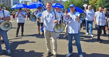Stire din Cultură-Educație : Câteva mii de cadre didactice protestează în Piaţa Victoriei împotriva modificărilor aduse sistemului de Educaţie