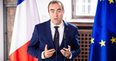 Stire din Actualitate : Ministrul Apărării, Sebastien Lecornu, numit în funcţia de premier al Franţei