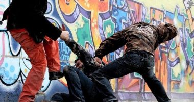Stire din Eveniment : Teroare și violențe la Valu lui Traian. Doi bărbați au fost reținuți, alte trei persoane sunt căutate