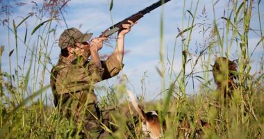 Stire din Eveniment : Vânător împuşcat mortal din greşeală de prietenul său în gât, în timp ce inspecta puşca