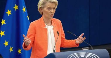 Stire din Actualitate : Ursula von der Leyen: „UE îşi va apăra fiecare centimetru al teritoriului său”