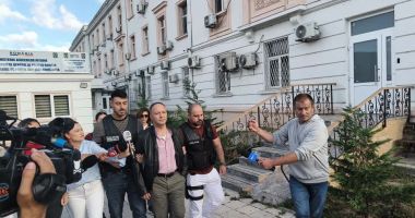 Stire din Eveniment : Profesorul de religie implicat în scandalul sexual din Constanţa a ieșit de la audieri. Este cercetat în două dosare