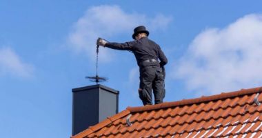 Stire din Economie : Sus pe casă! Serviciile coşarilor, la mare căutare înainte de începerea sezonului rece