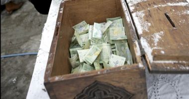 Stire din Actualitate : Trei români, reţinuţi după ce au încercat să fure bani din cutia milei