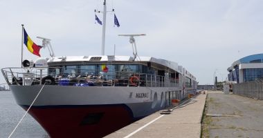 Stire din Economie : Nava fluvială de pasageri „Maxima I”, escală în portul Constanţa