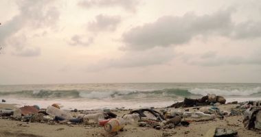 Stire din Social : Imagine dezolantă după sezonul estival: plajele, sufocate de gunoaie