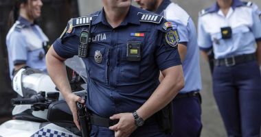 Stire din Eveniment : Un bărbat i-a atacat pe polițiști cu făcălețul. Au intervenit șapte echipaje