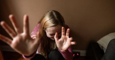 Stire din Eveniment : Anchetă la liceu. O elevă de 15 ani a fost bătută în timpul pauzei de trei colege