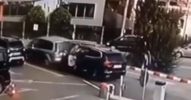 Stire din Eveniment : O şoferiţă a spulberat bariera unui mall, în timp ce voia să ia tichetul de parcare