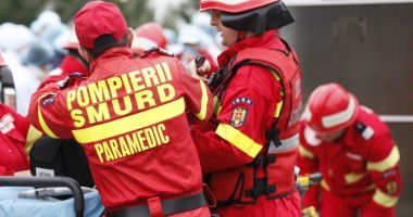Stire din Eveniment : O mașină a căzut în râu. Șoferul şi o pasageră minoră au așteptat salvatorii pe plafonul autoturismului