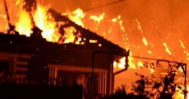 Stire din Eveniment : O mamă s-a închis cu copilul de cinci ani în casă şi a dat foc locuinţei
