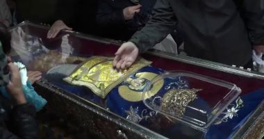 Stire din Actualitate : Peste 100.000 de credincioși au trecut pe la racla cu moaștele Sfintei Cuvioase Parascheva. Iată cât au așteptat