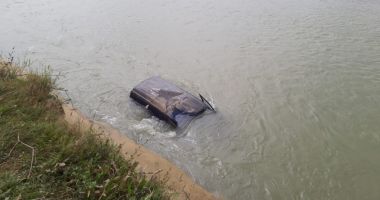 Stire din Eveniment : Autoturismul unui bărbat, dispărut în Dunăre după ce acesta a uitat să tragă frâna