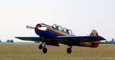 Stire din Eveniment : Un avion militar de antrenament, la un pas de prăbușire. Doi militari au ajuns la spital