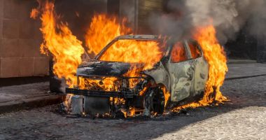 Stire din Eveniment : UPDATE Un autoturism a fost cuprins de flăcări, în localitatea Făclia. Pompierii sunt pe drum!