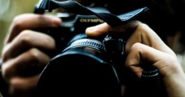 Stire din Eveniment : Escroci prinși după mai multe ţepe cu ședințe foto. Victimele, păcălite că vor apărea în reclame