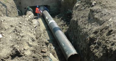 Stire din Eveniment : Incident periculos. Muncitorii au fisurat o conductă de gaze în timp ce schimbau rețeaua de apă