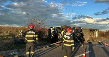 Stire din Eveniment : TIR răsturnat după un impact violent cu un autoturism. Două persoane și-au pierdut viața