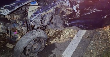 Stire din Eveniment : UPDATE Două autoturisme s-au lovit lângă calea ferată dintre Tariverde și Mihai Viteazu. O persoană este blocată