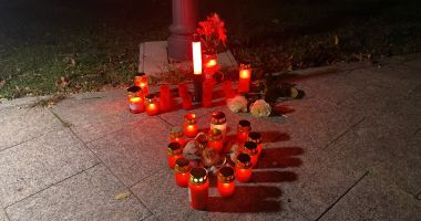 Constănțenii s-au adunat pentru a aprinde o lumânare în memoria victimelor de la Colectiv - 3