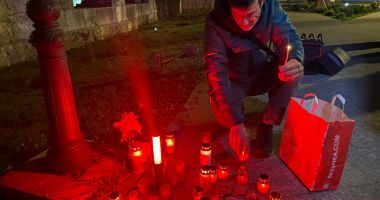 Constănțenii s-au adunat pentru a aprinde o lumânare în memoria victimelor de la Colectiv - 2