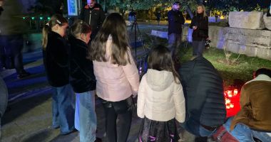 Constănțenii s-au adunat pentru a aprinde o lumânare în memoria victimelor de la Colectiv - 5