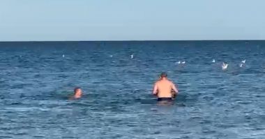 Stire din Social : Temperaturi de vară, în plină toamnă. Curajoșii au făcut baie în mare