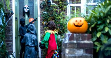 Stire din Eveniment : Copil de 13 ani, acuzat că a înjunghiat un bărbat, în timp ce era la colindat de Halloween