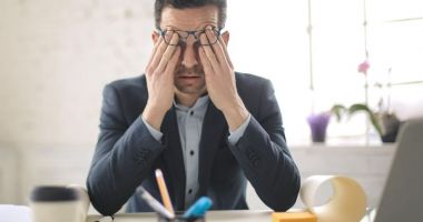 Stire din Economie : Firmele mici și mijlocii mai primesc un pumn în bărbie. „Vom fi la cheremul notarilor și avocaților!“