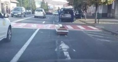 Stire din Eveniment : De necrezut! Un sicriu a fost "uitat" pe o trecere de pietoni