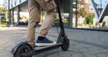 Stire din Eveniment : Doi adolescenți care mergeau pe trotinetă electrică au fost loviți de un buldoexcavator