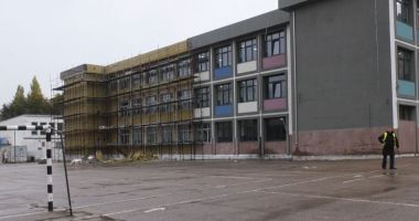 Stire din Cultură-Educație : Școală reabilitată de mântuială! Elevii învață în frig și mucegai