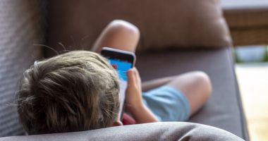 Stire din Actualitate : Mai multe mame acuză chatbot-urile că și-au încurajat fiii să se sinucidă