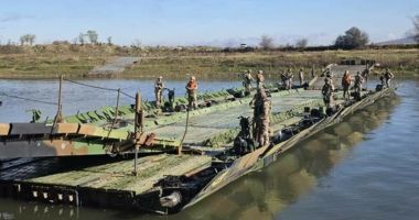 Stire din Eveniment : Exercițiu NATO în România. Militarii români și străini au construit în timp record un pod plutitor