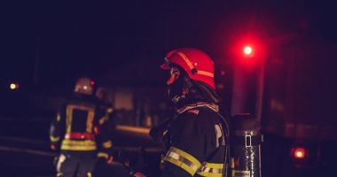 Stire din Eveniment : Un imobil părăsit din Constanța a fost cuprins de flăcări. Pompierii intervin de urgență