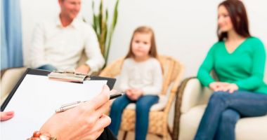 Stire din Actualitate : Părinţii copiilor cu autism sau sindrom Down ar putea primi consiliere psihologică decontată de stat