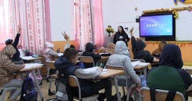 Stire din Cultură-Educație : În școala din Rasova, copiii invață cu gecile pe ei. Primarul dă vina pe legislație