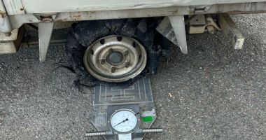Stire din Actualitate : Un șofer de camion drogat circula pe autostradă cu pneurile distruse. Avea o tonă de marfă peste limită